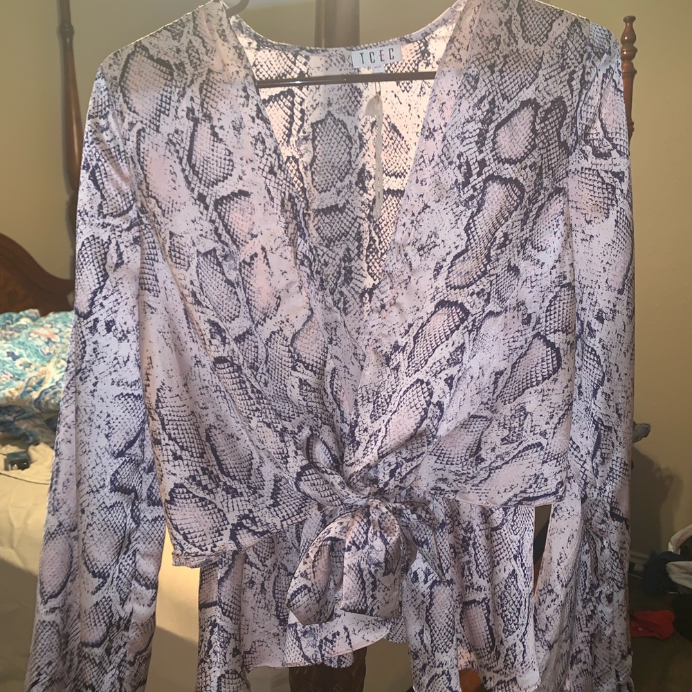 Ladies snake fashion top!